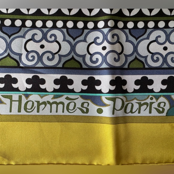 GUC Authentic La Femme aux Semelles de Vent Hermès Scarf 90cm Carré - Picture 3 of 11